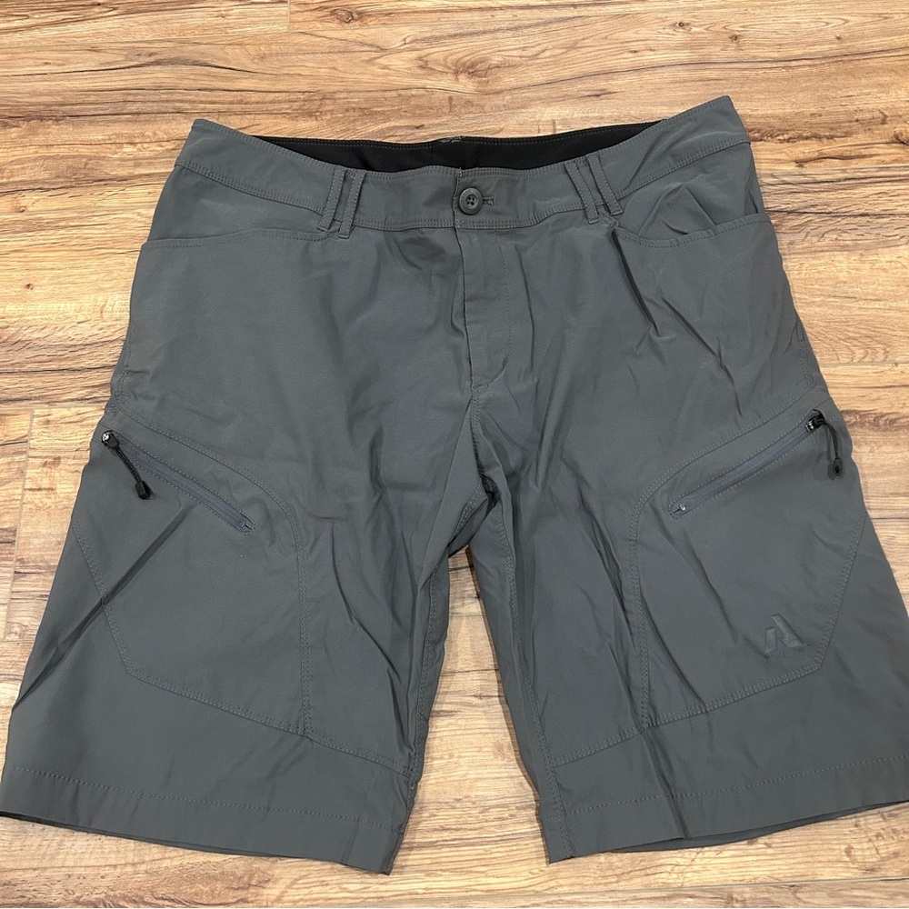 Eddie Bauer First Ascent Cargo Shorts Mens 40 Gray Nylon Stretch Hiking Gorpcore